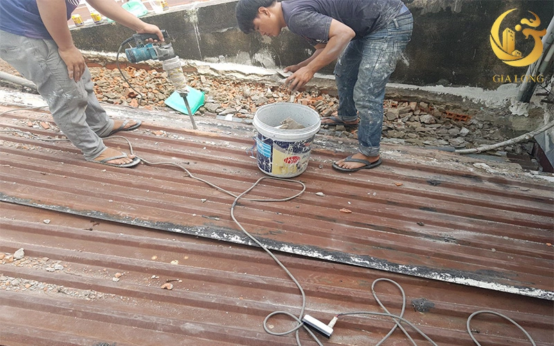 Thợ Gia Long đang sửa chữa mái tôn