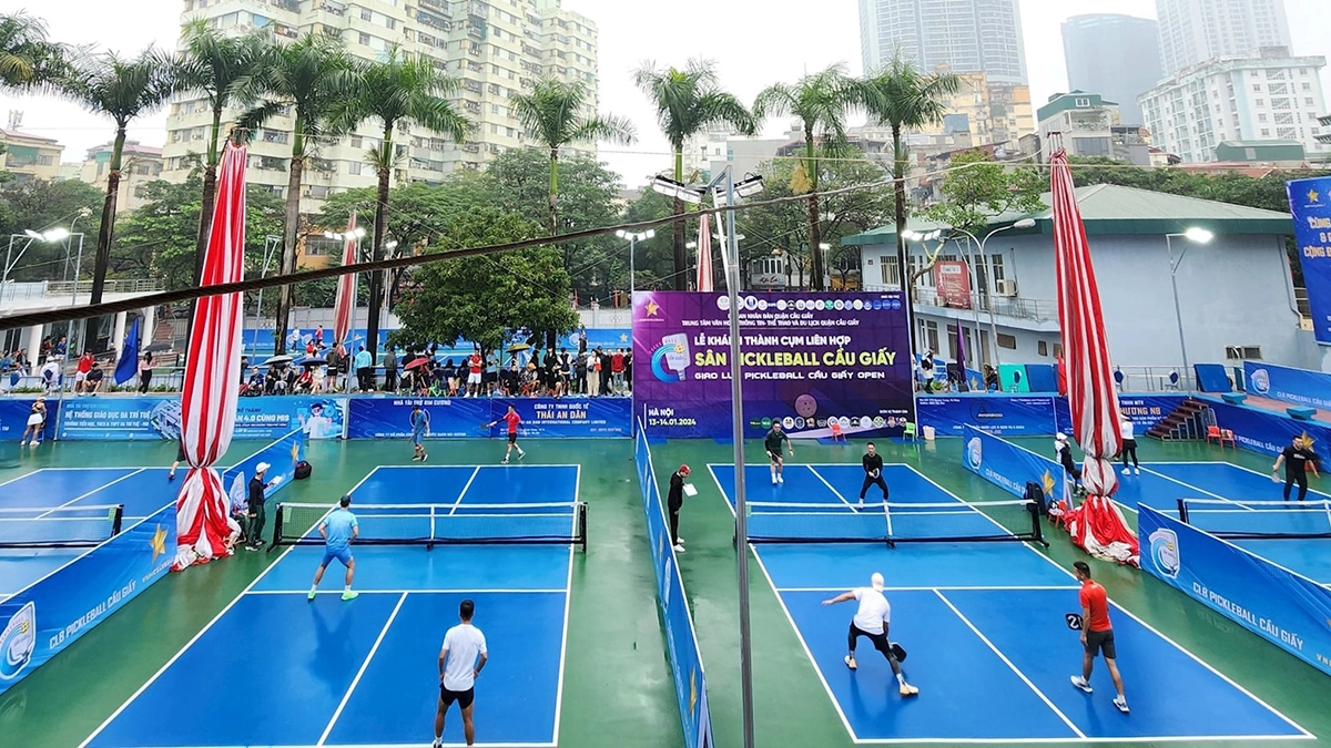 Người chơi Pickleball tại sân ngoài trời