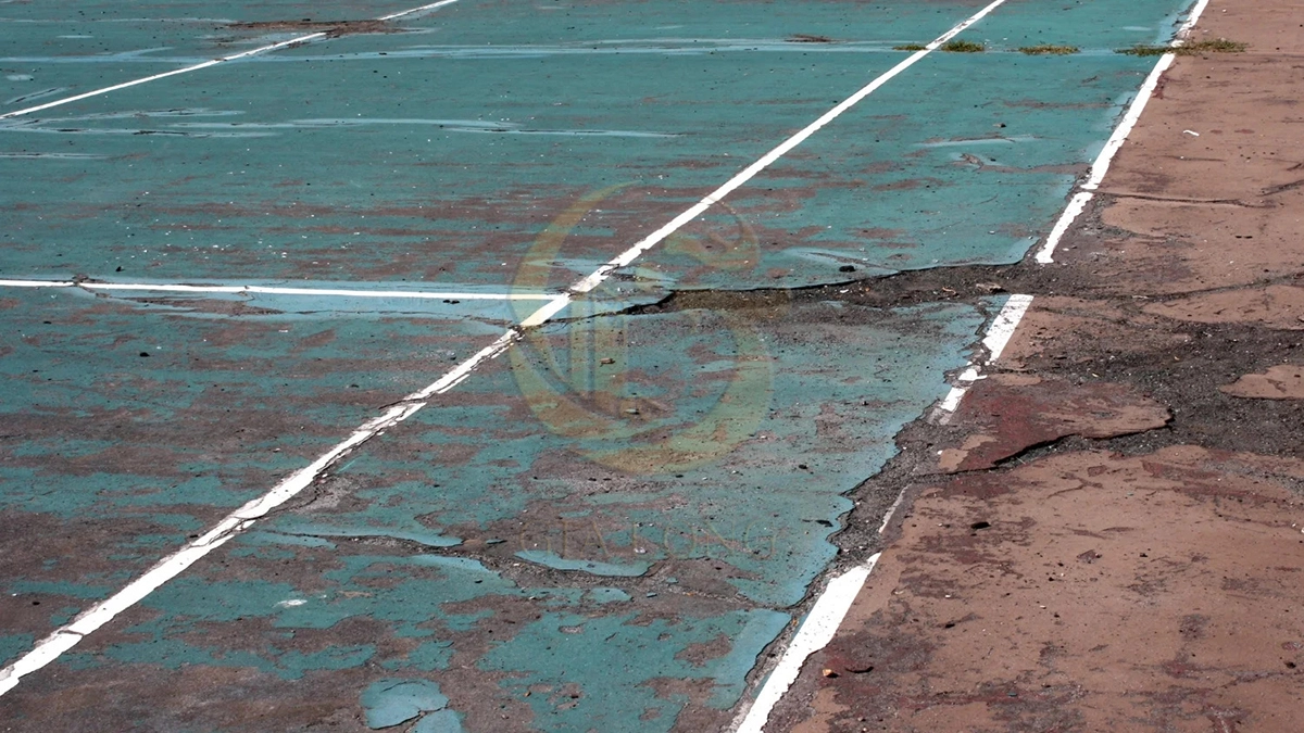 Bề mặt sân Tennis bị hư hỏng nặng