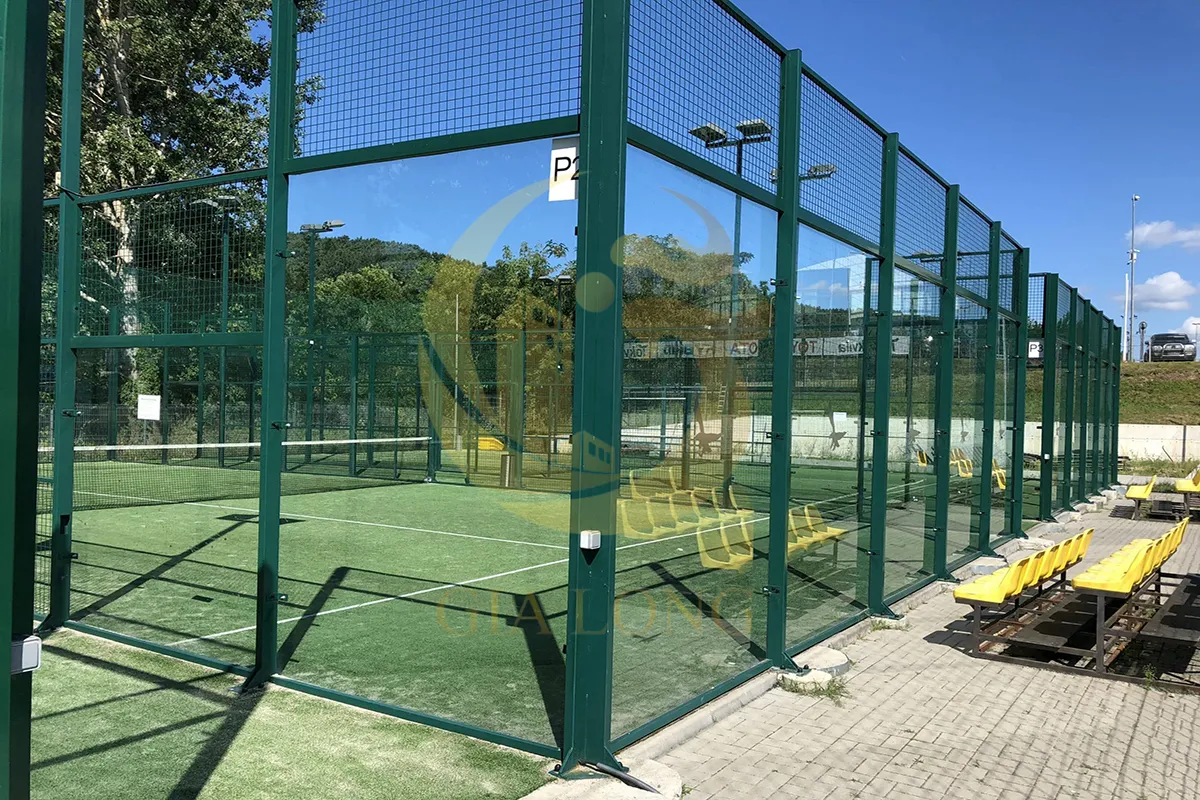 Chiều cao tường kính và lưới bảo vệ sân padel khoảng 4 mét
