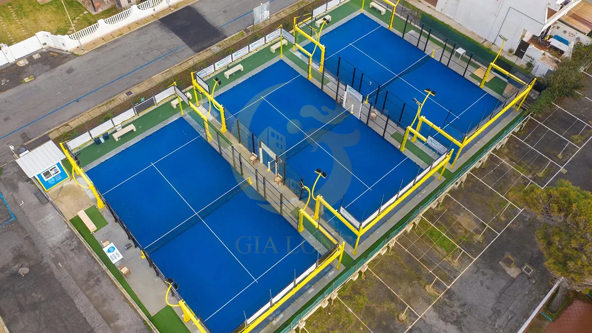 Mặt bằng bố trí một sân padel với diện tích khoảng 225m2 bao gồm hành lang xung quanh