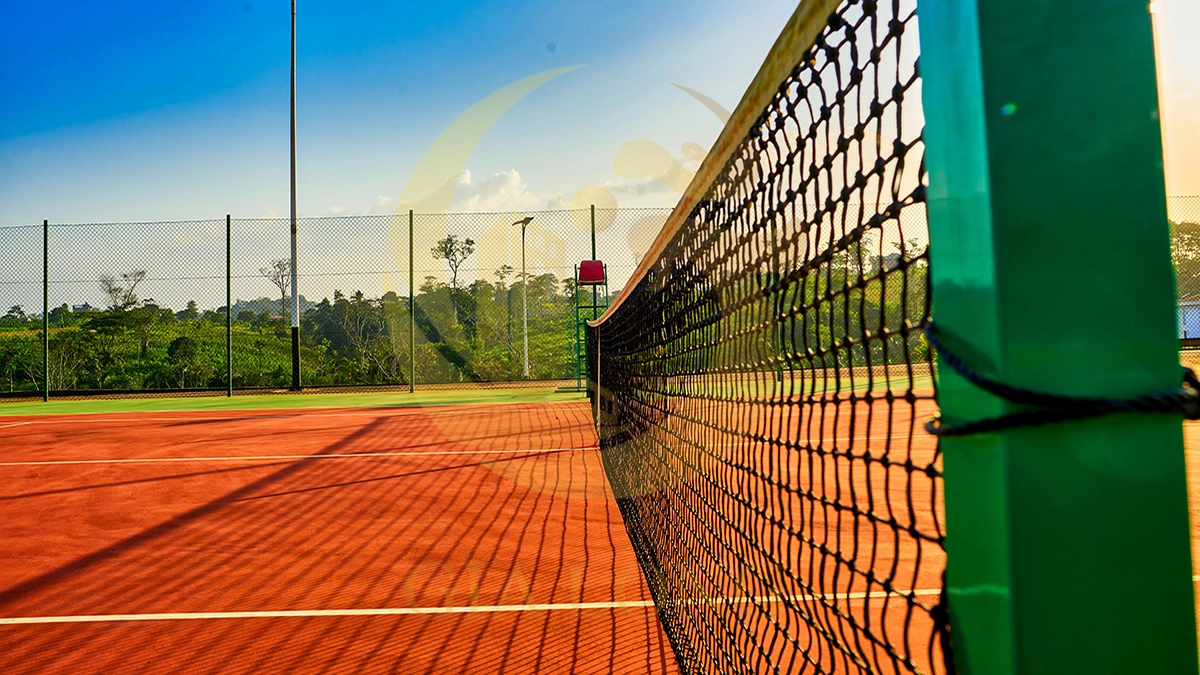 Hàng rào B40 và đèn chiếu sáng sân tennis ảnh hưởng tổng chi phí