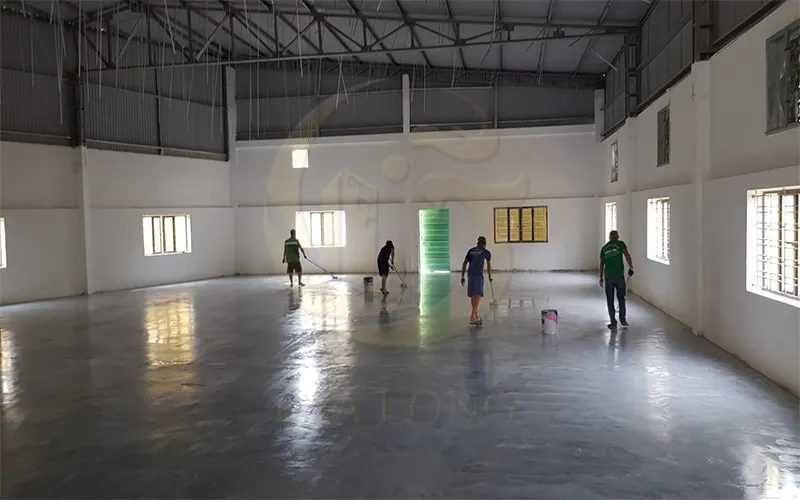 Công nhân lăn lớp phủ epoxy hệ lăn theo quy trình tiêu chuẩn