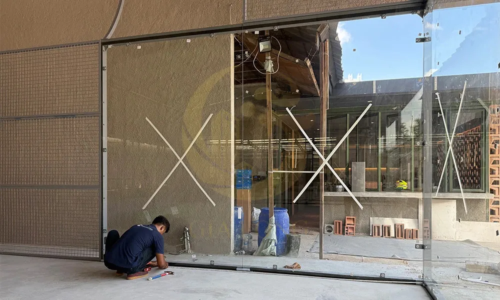 Thi công lắp đặt khung thép và kính cường lực cho sân Padel theo tiêu chuẩn an toàn