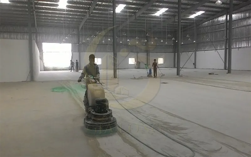 Mài sàn và hút bụi chân không để tăng bám dính trước khi thi công sơn epoxy