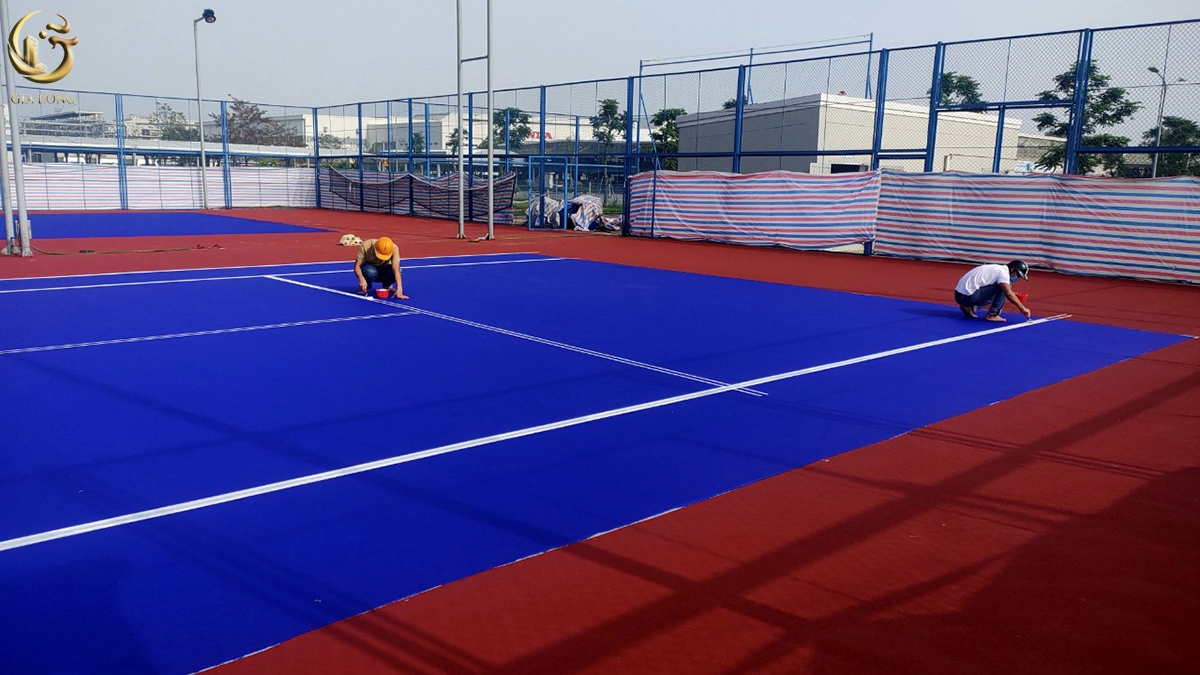 Kẻ line sân tennis bằng sơn trắng theo kích thước 23,77m x 10,97m