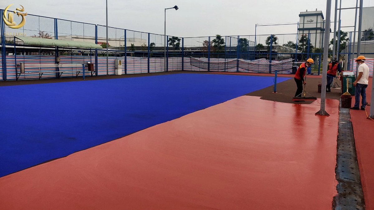 Thi công lớp phủ màu có trộn cát mịn để tăng độ bám và êm cho sân tennis