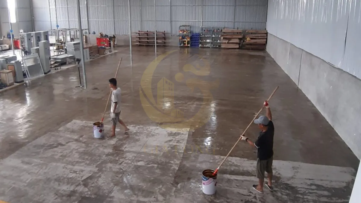 Primer epoxy – khóa bụi, tăng bám Lăn lớp lót epoxy để khóa bụi và tăng bám dính cho sơn nền nhà xưởng epoxy