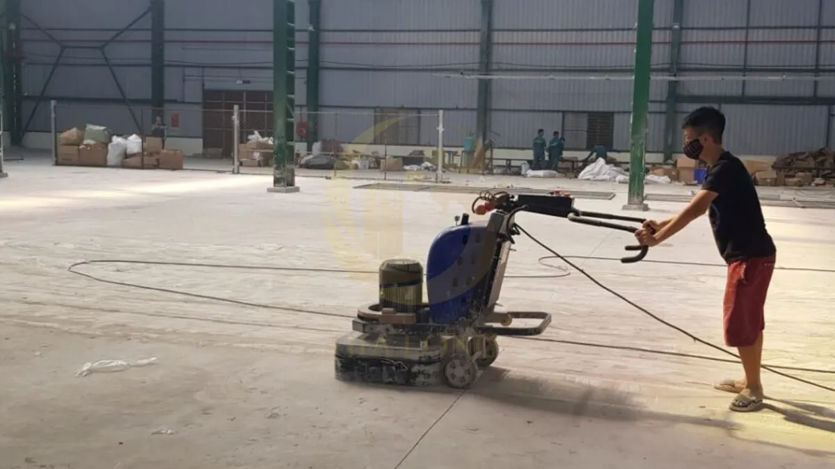 Mài nền – hút bụi chuẩn kỹ thuật Mài nền bê tông và hút bụi chân không trước khi sơn nền epoxy nhà xưởng
