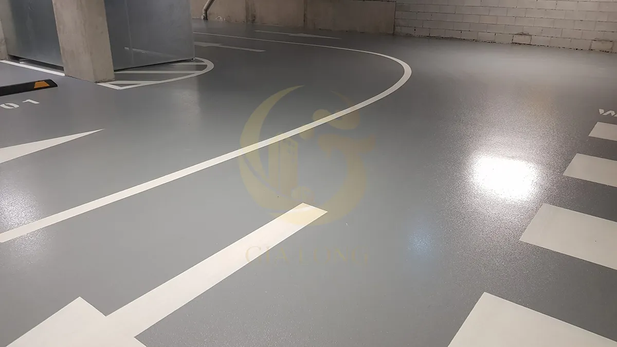 Ram dốc – R11–R12 + phản quang Ram dốc bãi xe dùng epoxy chống trơn trượt R11–R12, line phản quang dẫn hướng