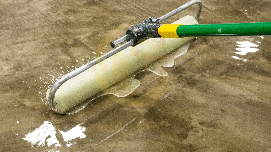 Primer chống ẩm – khóa ẩm ngược Thi công primer chống ẩm trước khi phủ sơn epoxy chống thấm