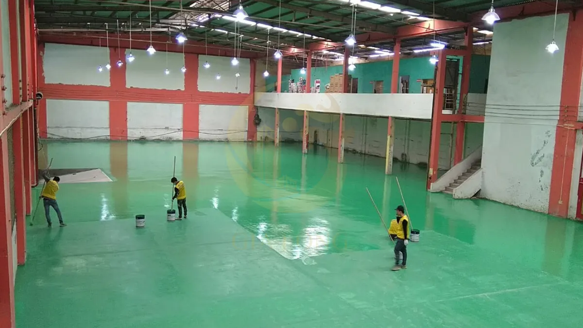 Thi công sơn epoxy nhà xưởng – bền, sạch, dễ vệ sinh Toàn cảnh sơn epoxy nhà xưởng, bề mặt đồng màu dễ vệ sinh